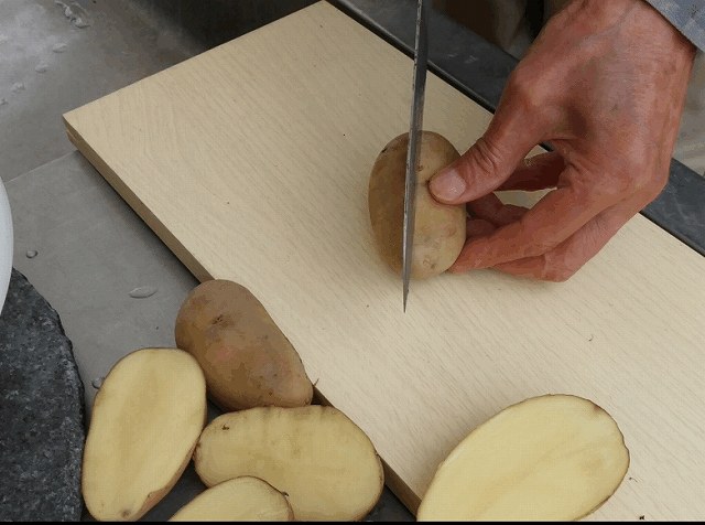ジャガイモの植え方でジャガイモの切り方は？