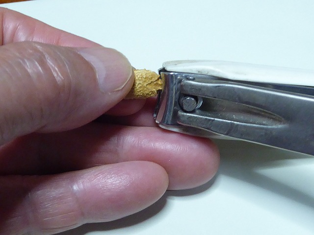 爪切りでゴーヤの先端をカット